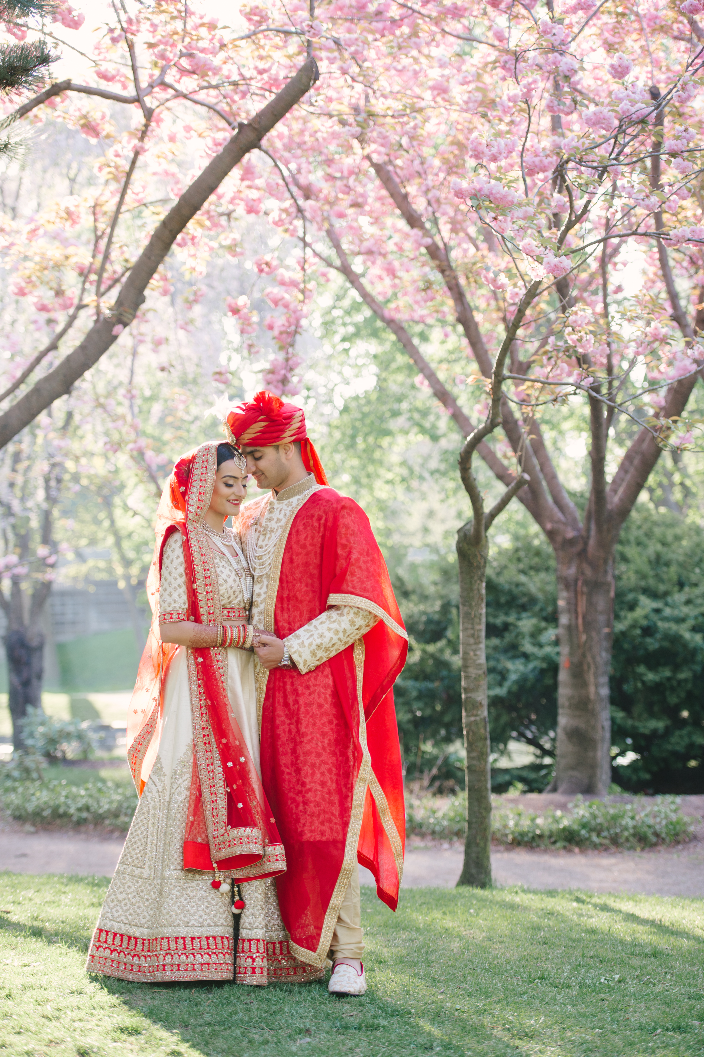 spring-indian-wedding-hindu-strokes-photography-kariya-park-cherry-blossoms