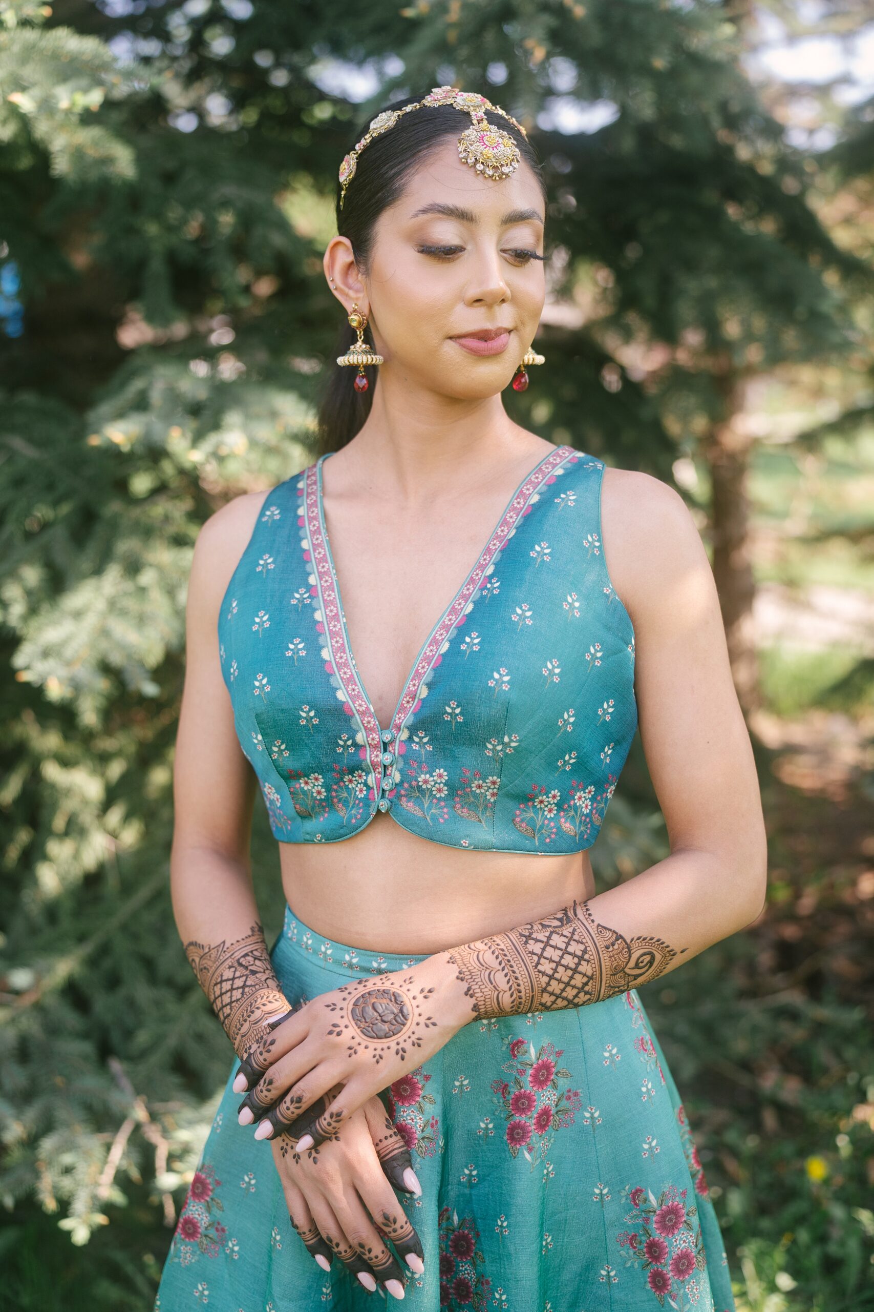indian bride with mehendi at a henna event photos in toronto 
