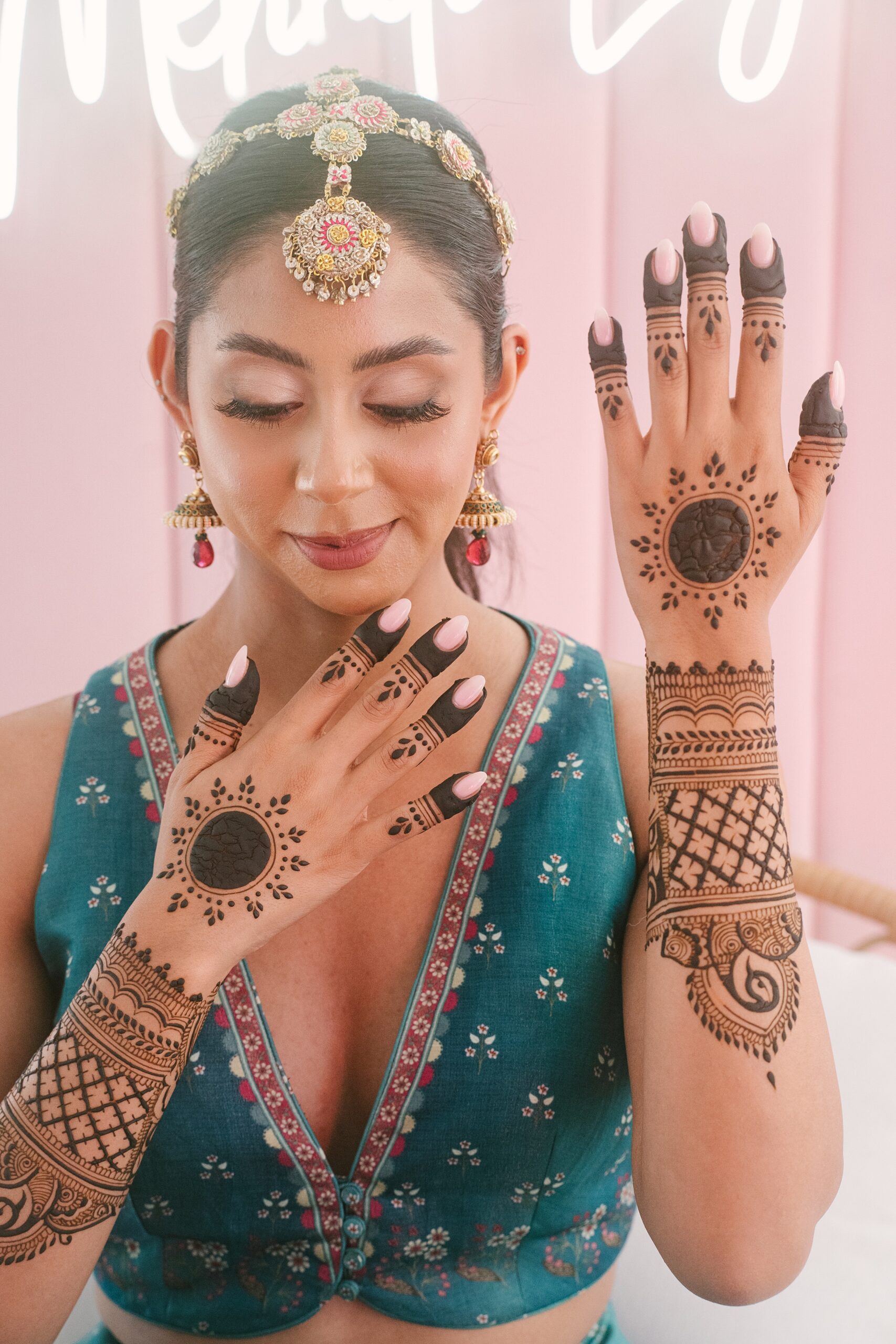 indian bride with mehendi at a henna event photos in toronto 
